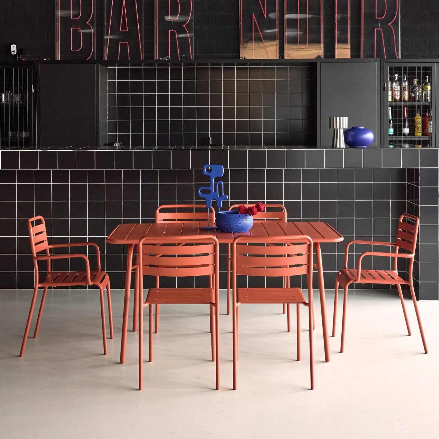 Opklapbare tuintafel met 6 stoelen waarvan 2 met armleuning metaal