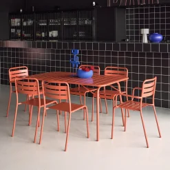 Opklapbare tuintafel met 6 stoelen waarvan 2 met armleuning metaal