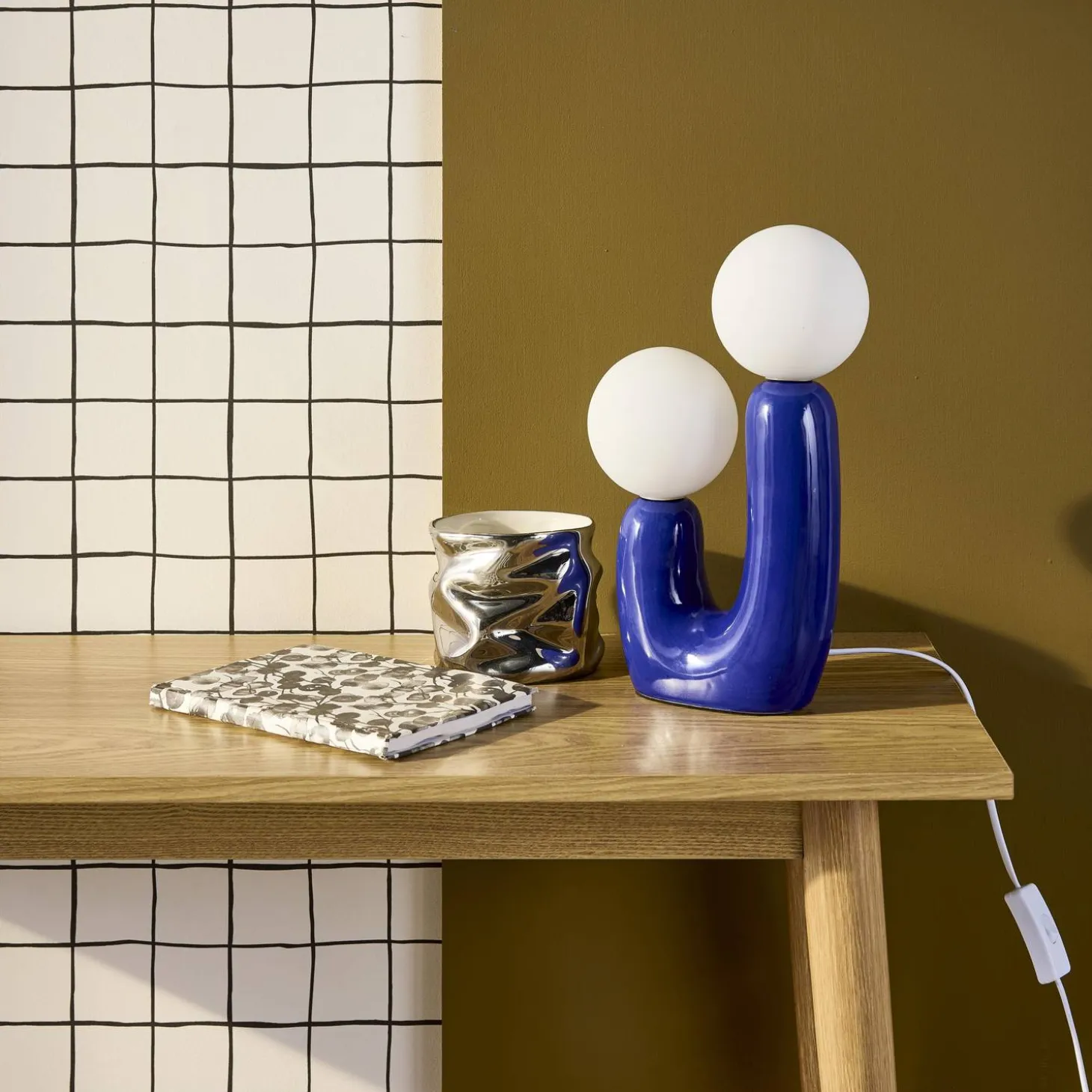 Organische tafellamp keramiek en wit glas H 31cm