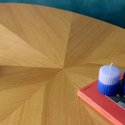 Ovale eettafel van rubberhout en eikenfineer, 6 plaatsen