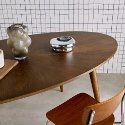 Ovale eettafel van rubberhout en eikenfineer, 6 plaatsen