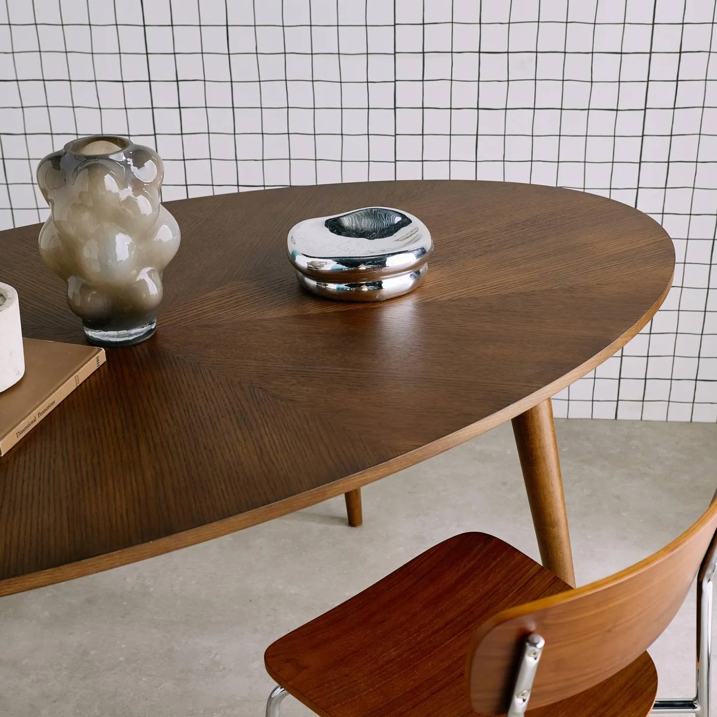 Ovale eettafel van rubberhout en eikenfineer, 6 plaatsen