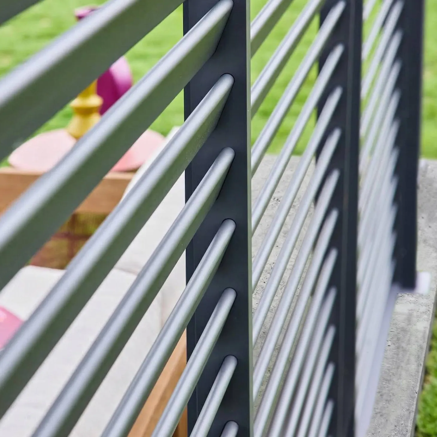 Pergola met lamellendak 4x3m met 3 vaste lamellenwanden 130cm