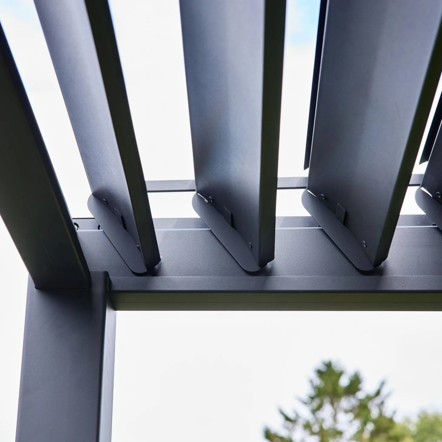 Pergola met lamellendak 4x3m met 3 vaste lamellenwanden 100cm