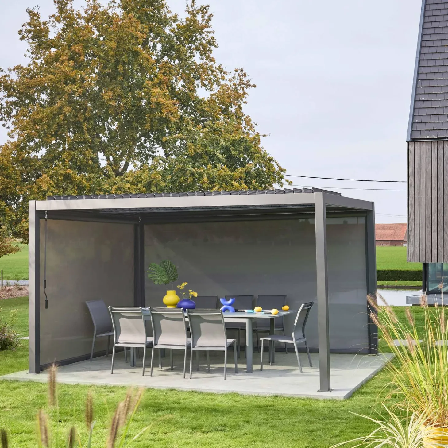 Pergola met lamellendak 4x3m met 1 zonnescherm van 3m en 1 van 4m