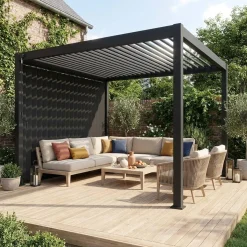 Pergola met lamellendak 4x3m met verticale lamellenwand 3m