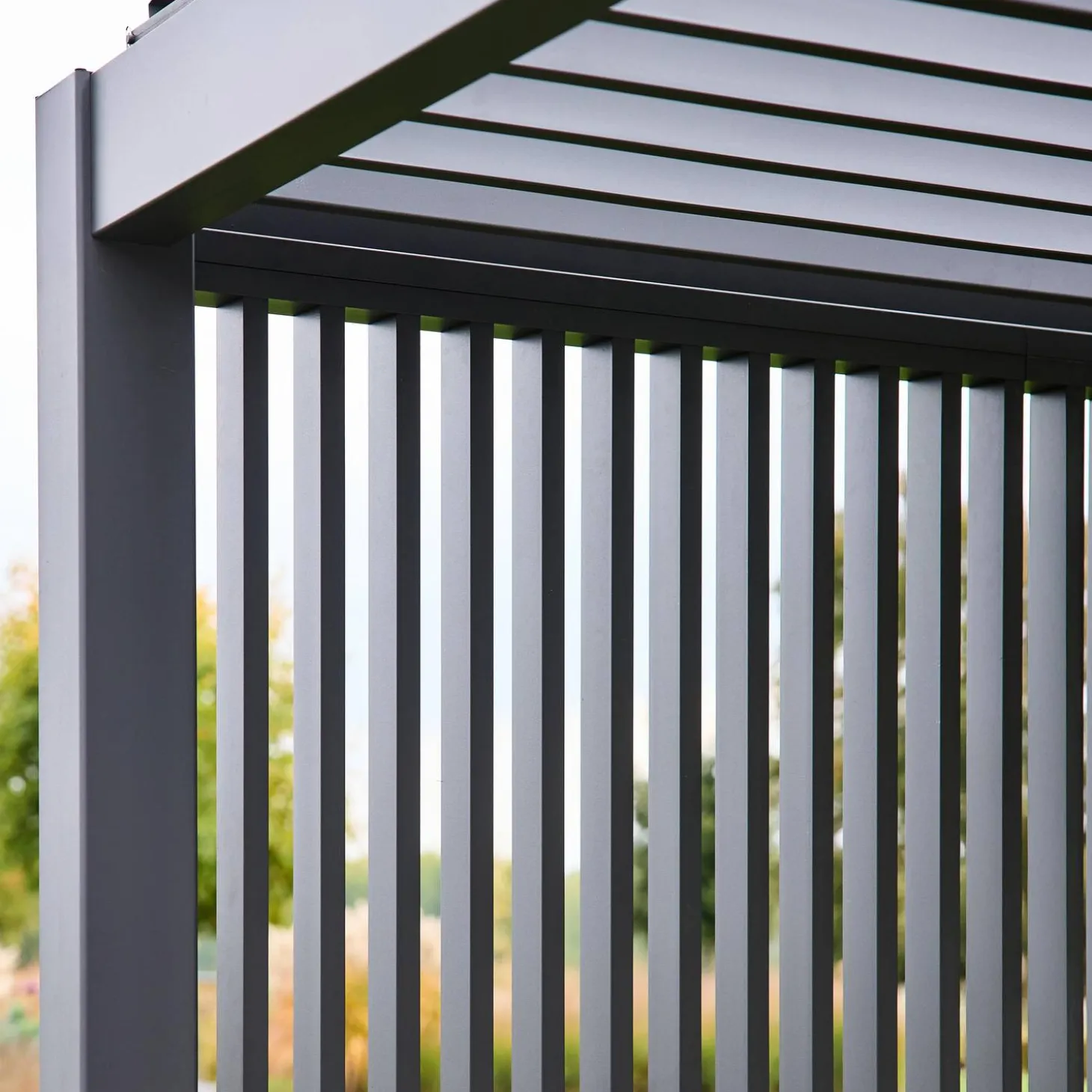 Pergola met lamellendak 4x3m met 3 verticale lamellenwanden 100cm