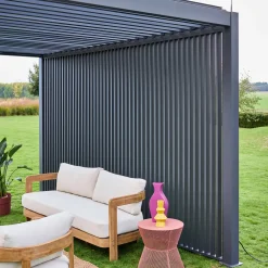 Pergola met lamellendak 4x3m met 3 verticale lamellenwanden 130 cm