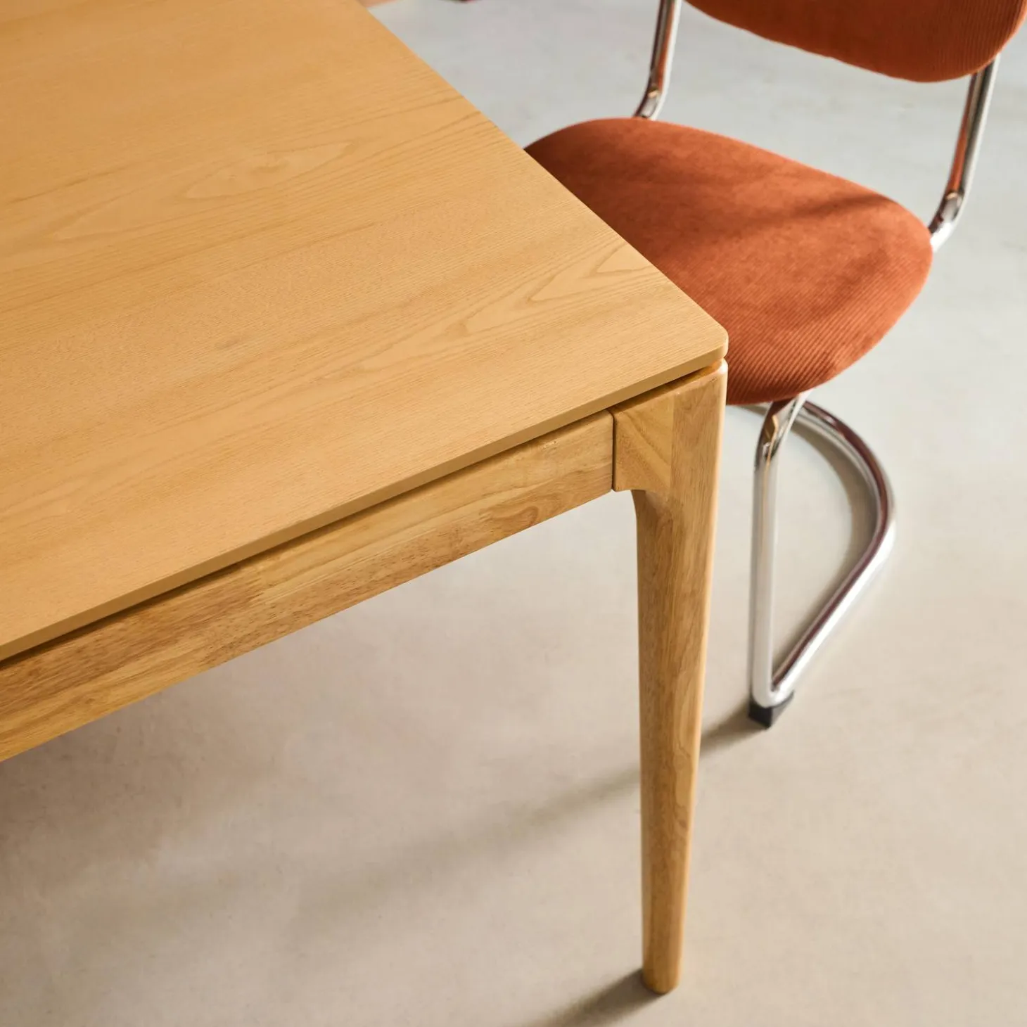 Rechthoekige eettafel van rubberhout en essenfineer 6 plaatsen