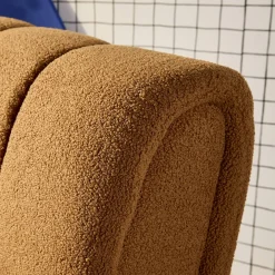 Relaxfauteuil met afgeronde poten in hout en boucléstof