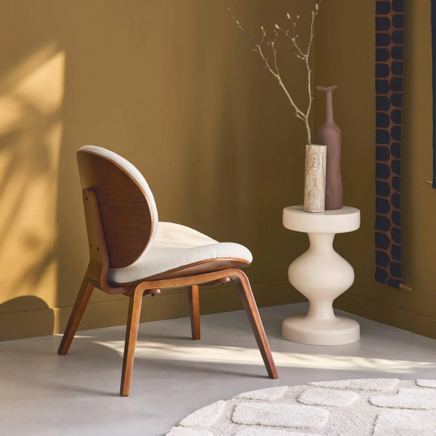 Relaxfauteuil met gebogen hout en gestructureerde badstof afwerking