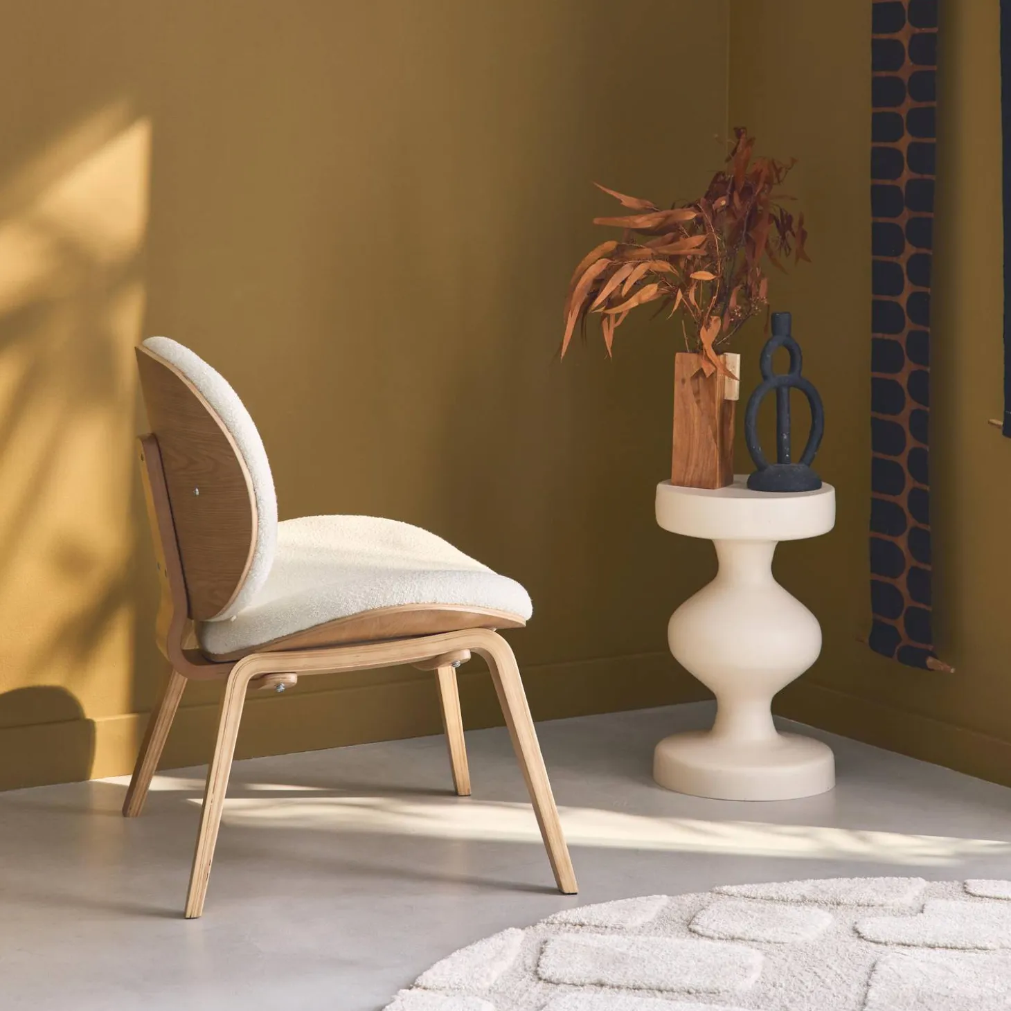 Relaxfauteuil met gebogen hout en gestructureerde badstof afwerking