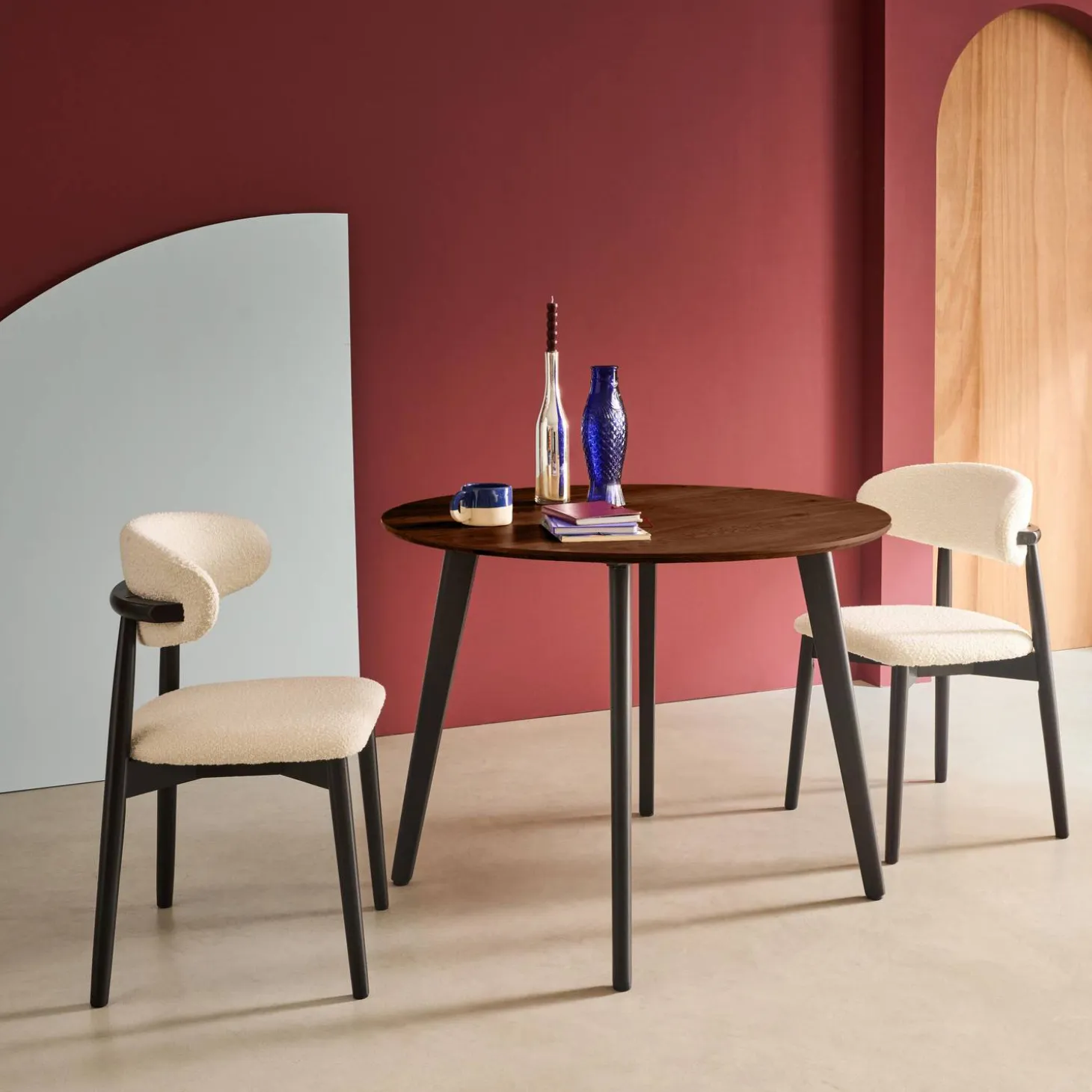 Ronde eettafel met houteffect en zwarte metalen poten voor 4 personen