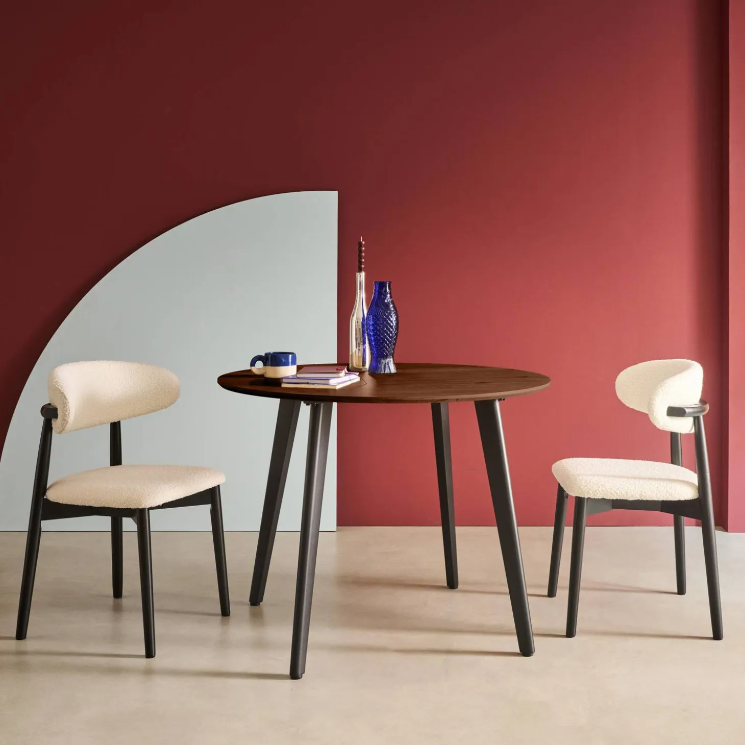 Ronde eettafel met houteffect en zwarte metalen poten voor 4 personen