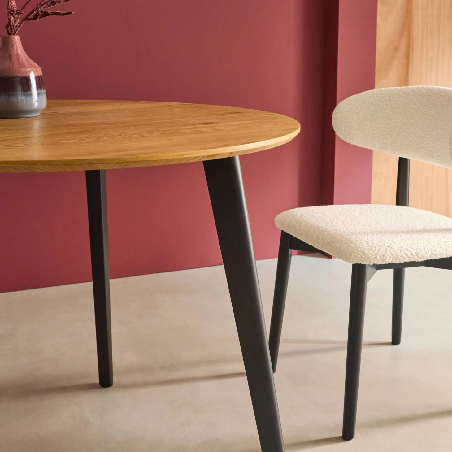 Ronde eettafel met houteffect en zwarte metalen poten voor 4 personen