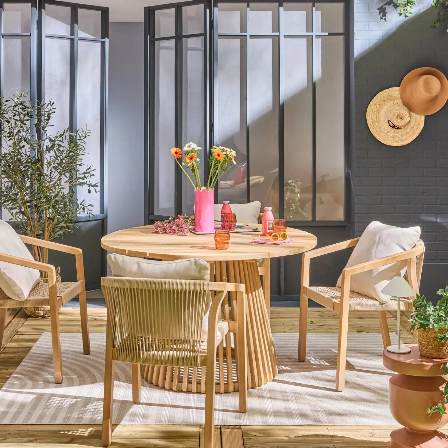 Ronde houten eettafel, binnen/buiten + 4 houten en touw stoelen