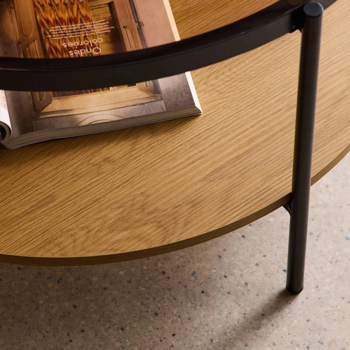 Ronde salontafel met dubbel blad en een materiaalmix