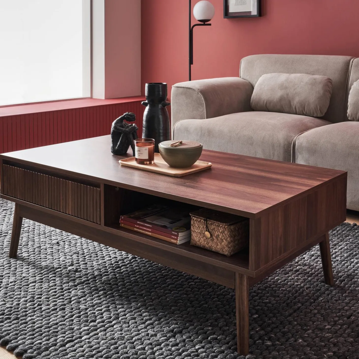 Salontafel in walnootkleurig hout, linear, L 110 x B 59 x H 39cm