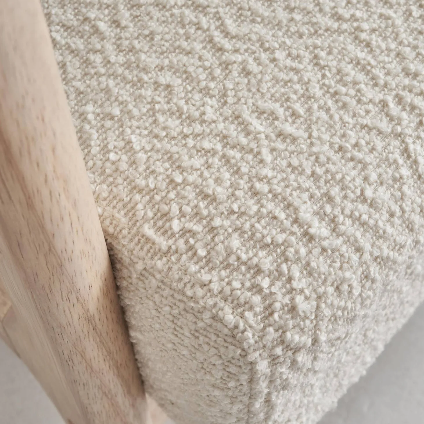 Scadinavische fauteuil van naturelkleurig hout en getextureerde bouclé