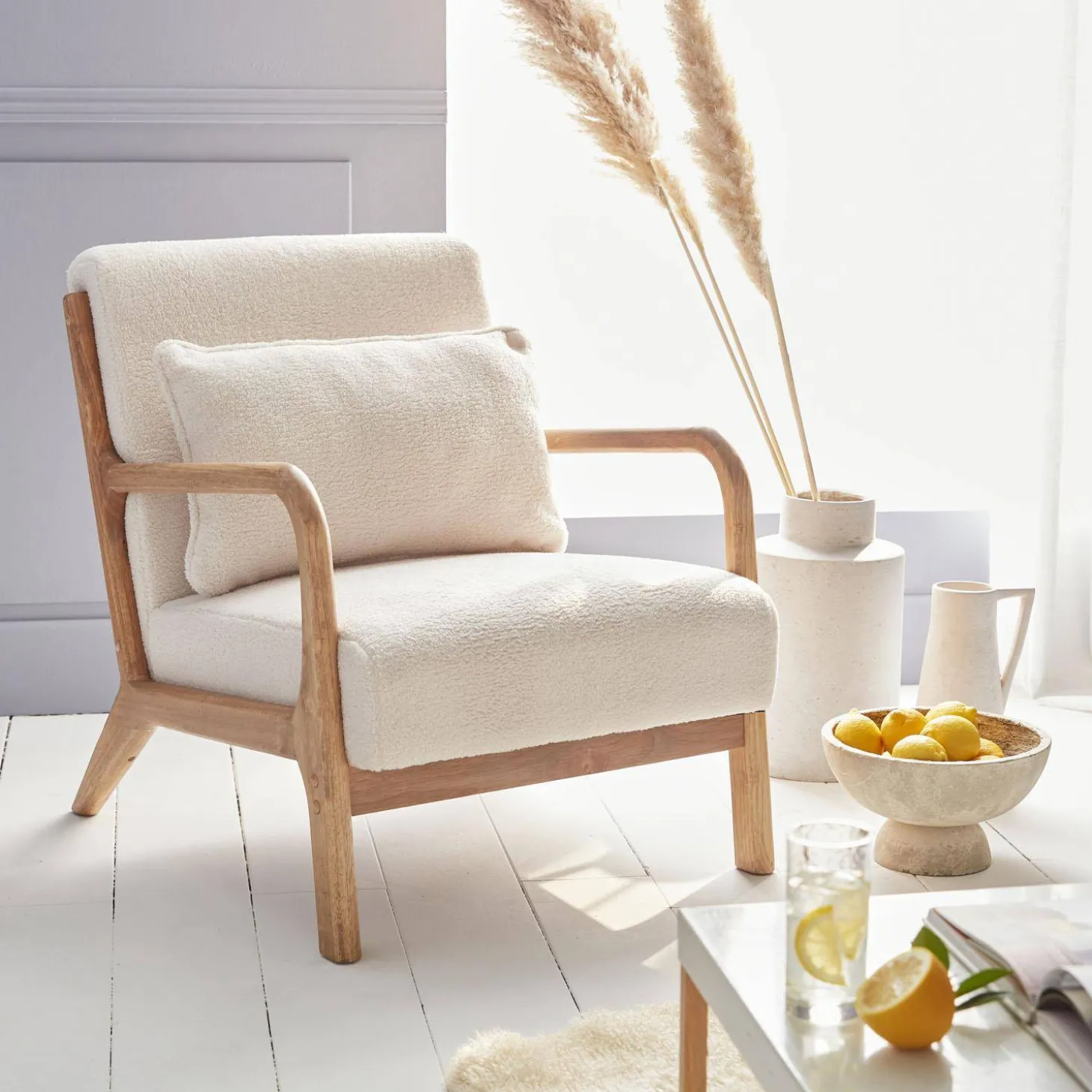 Scadinavische fauteuil van naturelkleurig hout en bouclé