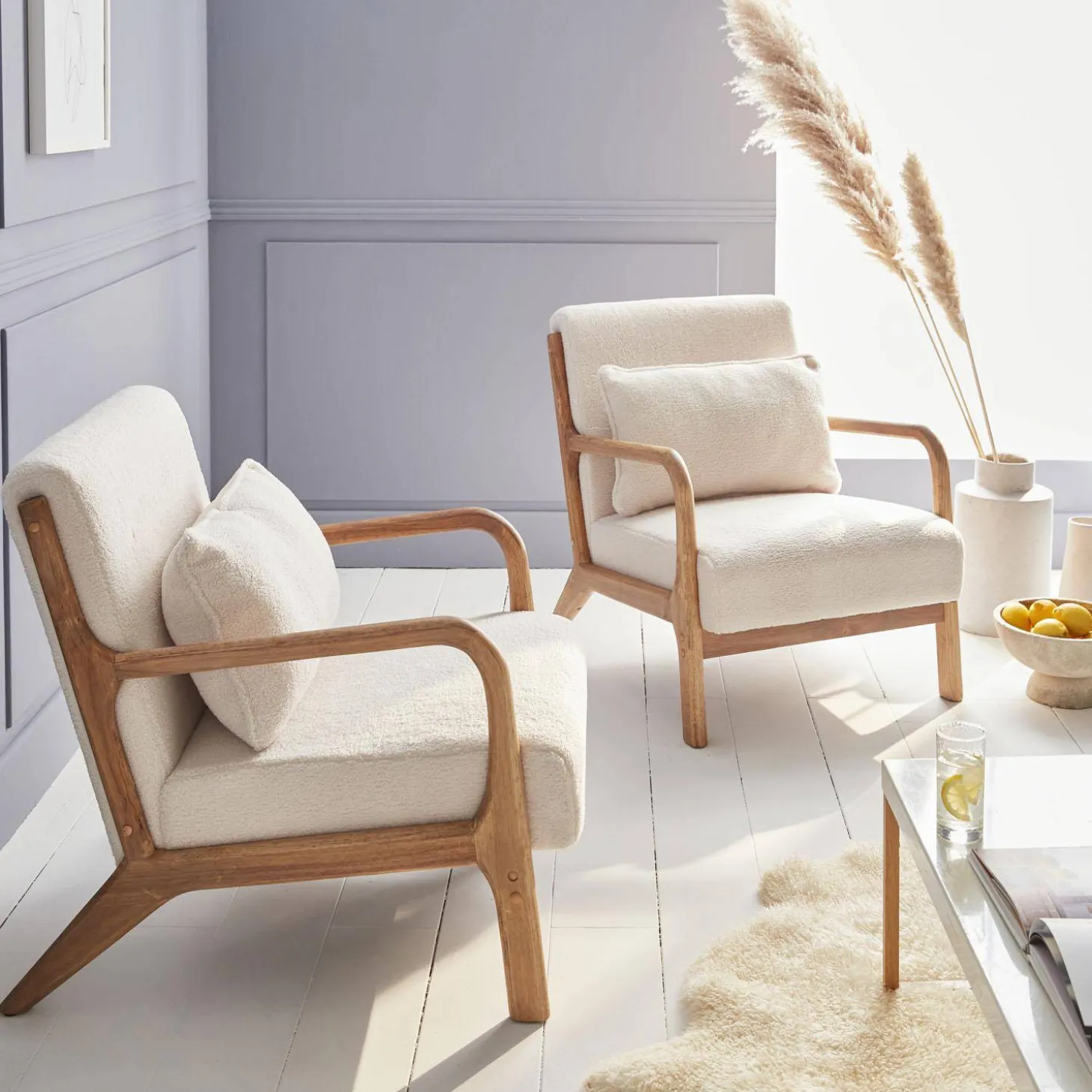 Scadinavische fauteuil van naturelkleurig hout en bouclé