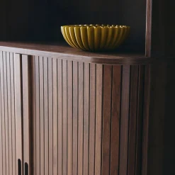 Scandinavische boekenkast met 2 schuifdeuren en plank 80cm