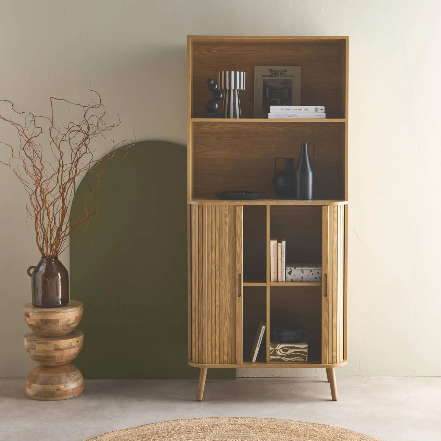 Scandinavische boekenkast met 2 schuifdeuren en plank 80cm