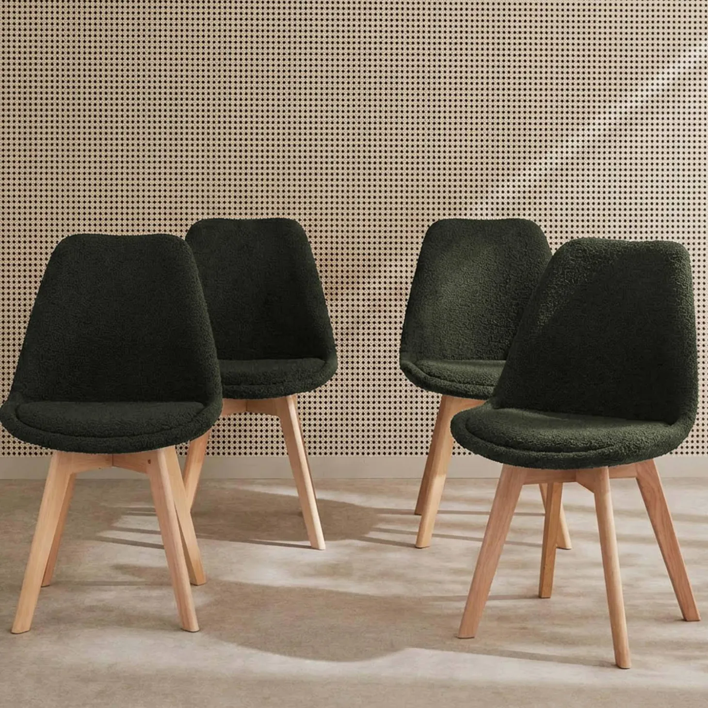 Scandinavische boucléstoel met houten poten (set van 4)