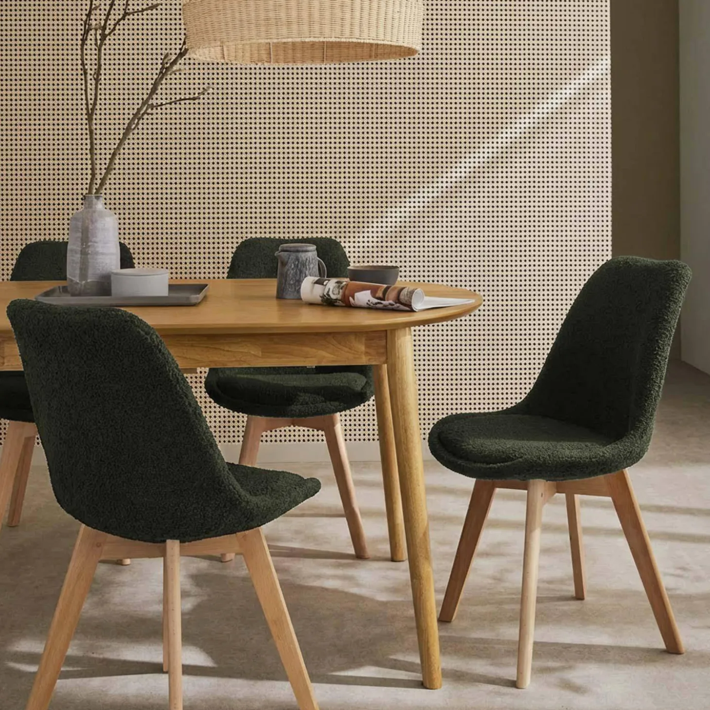 Scandinavische boucléstoel met houten poten (set van 4)