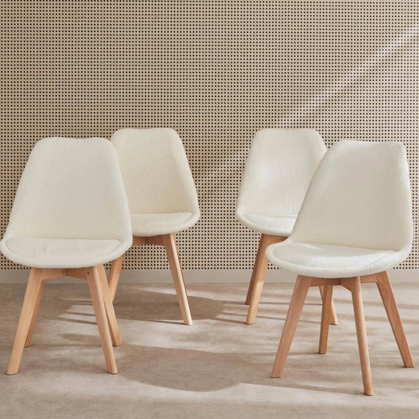 Scandinavische boucléstoel met houten poten (set van 4)