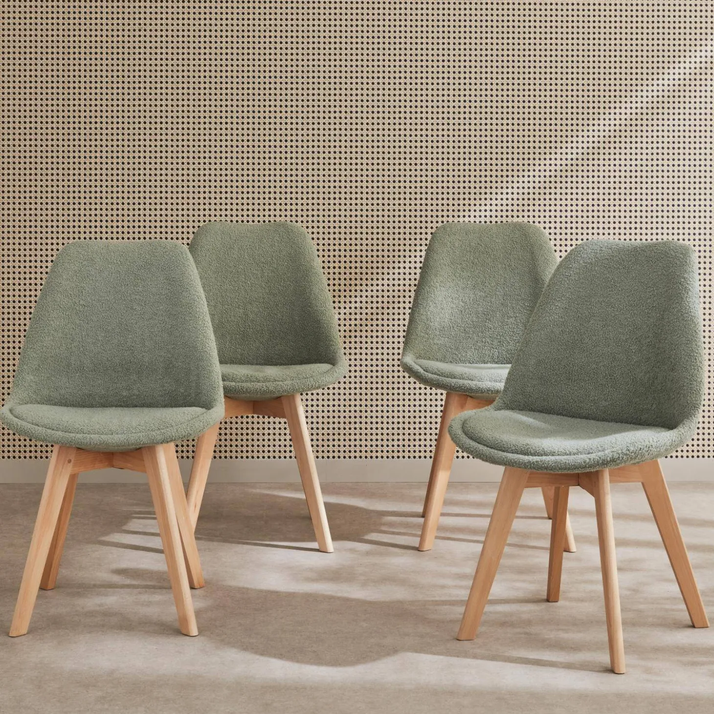 Scandinavische boucléstoel met houten poten (set van 4)