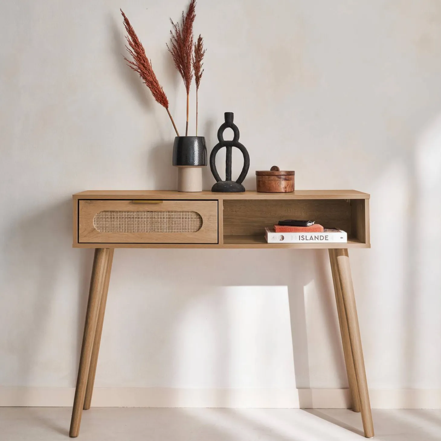 Scandinavische console met houtdecor en afgerond riet