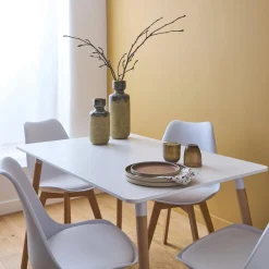 Scandinavische eettafel met houten poten en 4 stoelen