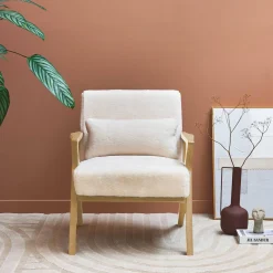 Scandinavische fauteuil van naturelkleurig hout en imitatiebonteffect