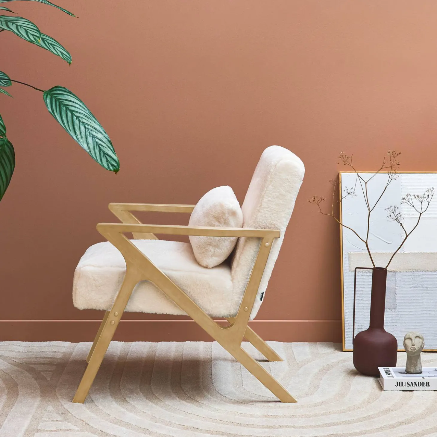 Scandinavische fauteuil van naturelkleurig hout en imitatiebonteffect