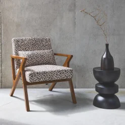 Scandinavische fauteuil van hout en luipaardprint