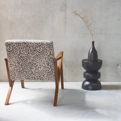Scandinavische fauteuil van hout en luipaardprint