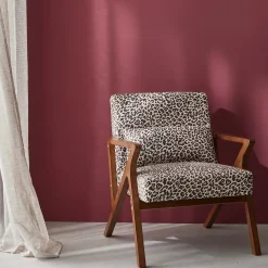 Scandinavische fauteuil van hout en luipaardprint