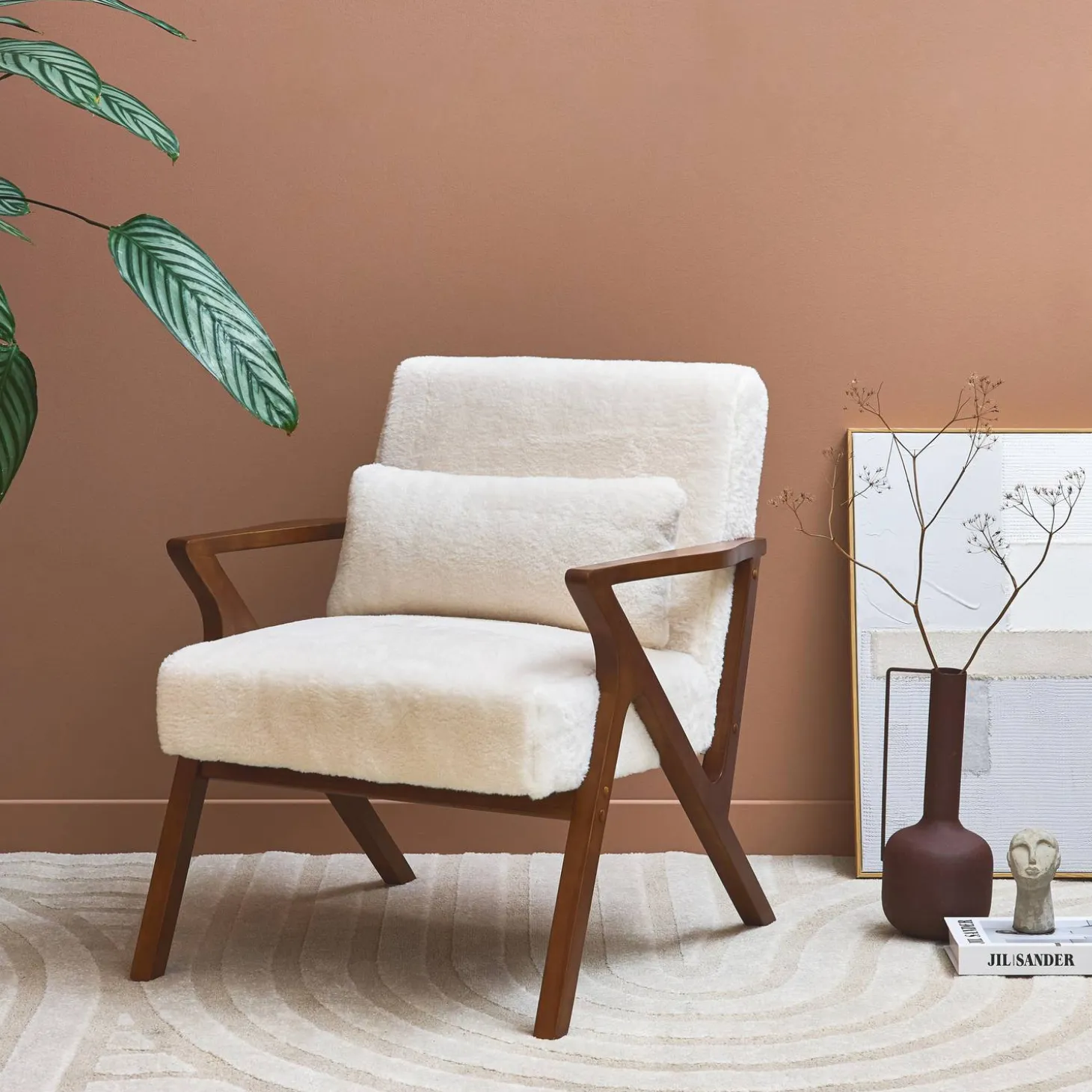 Scandinavische fauteuil van walootkleurig hout en imitatiebonteffect