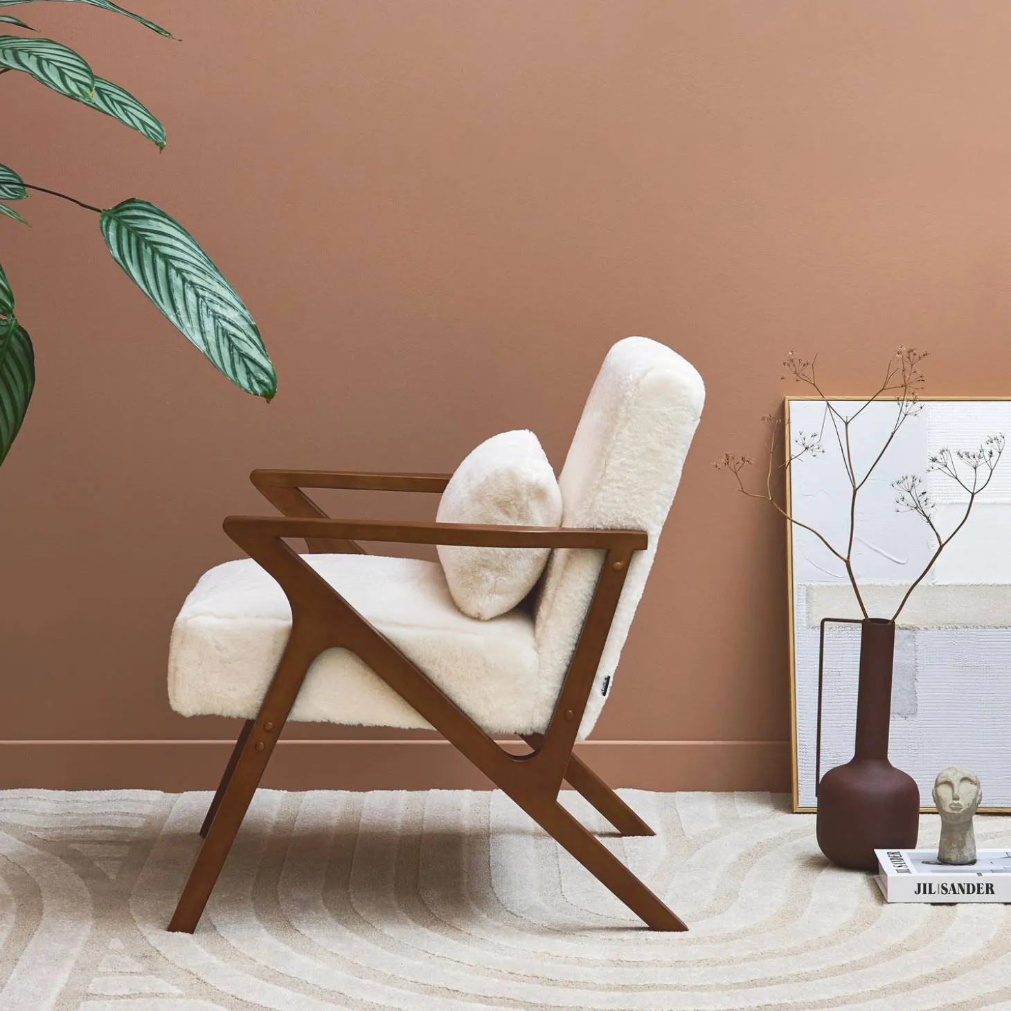Scandinavische fauteuil van walootkleurig hout en imitatiebonteffect