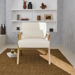 Scandinavische fauteuil van naturelkleurig hout en bouclé