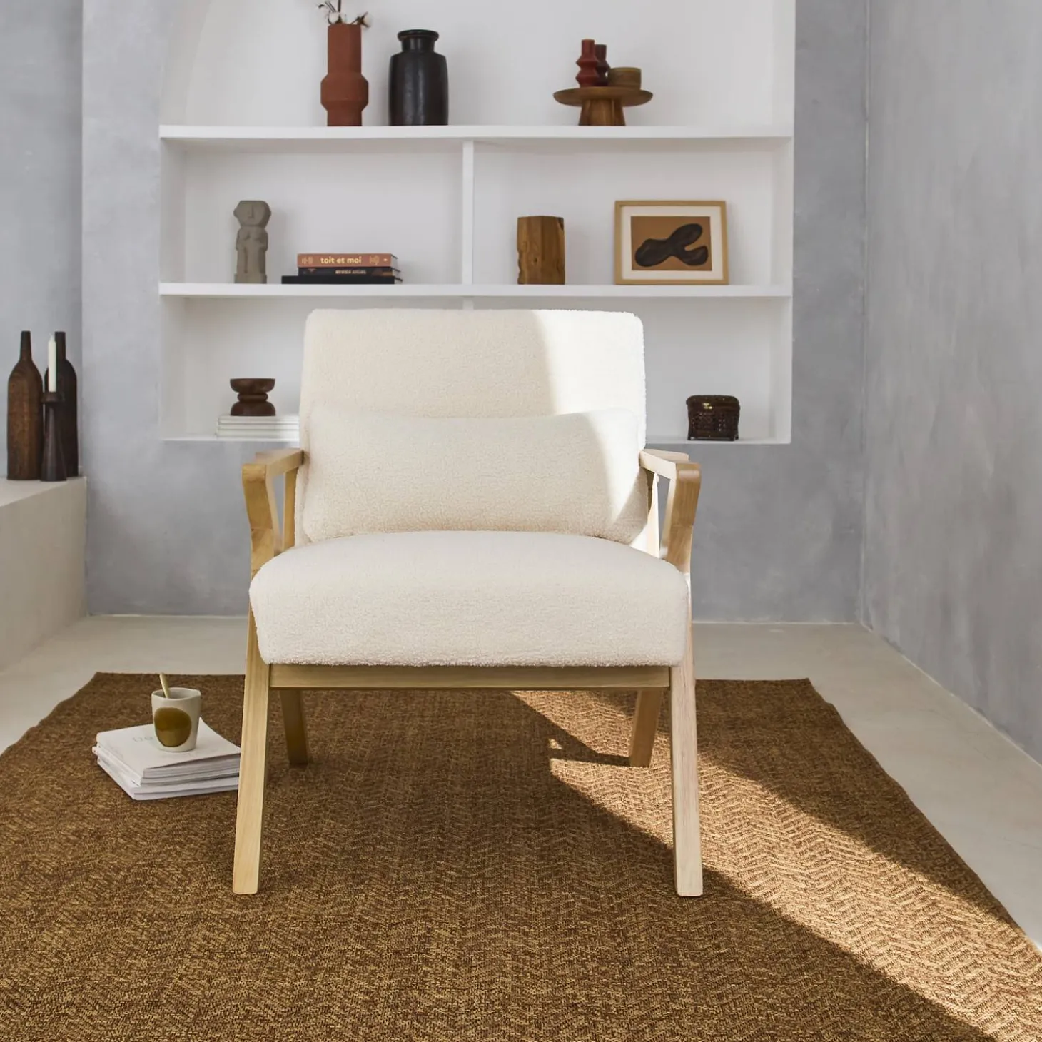 Scandinavische fauteuil van naturelkleurig hout en bouclé