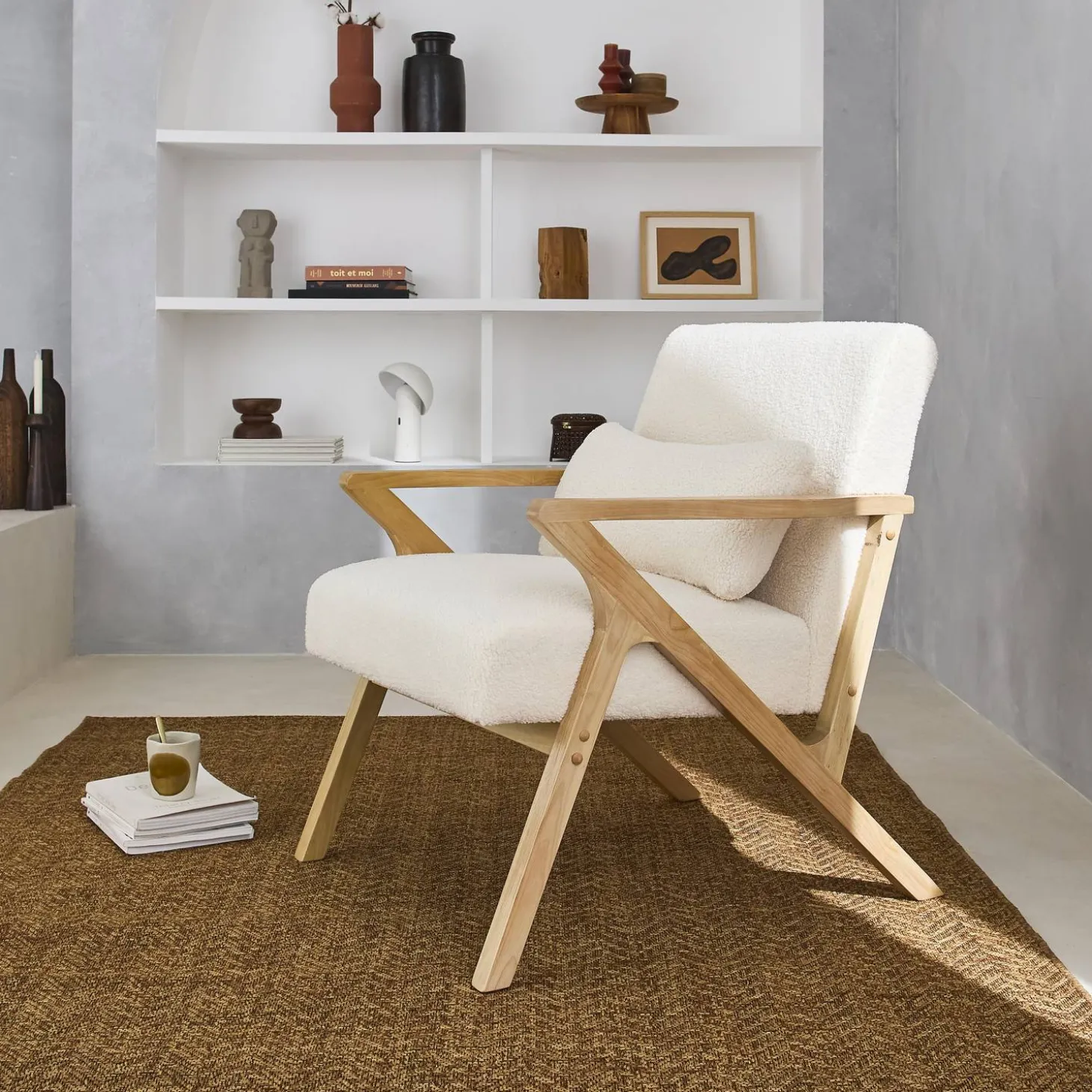 Scandinavische fauteuil van naturelkleurig hout en bouclé