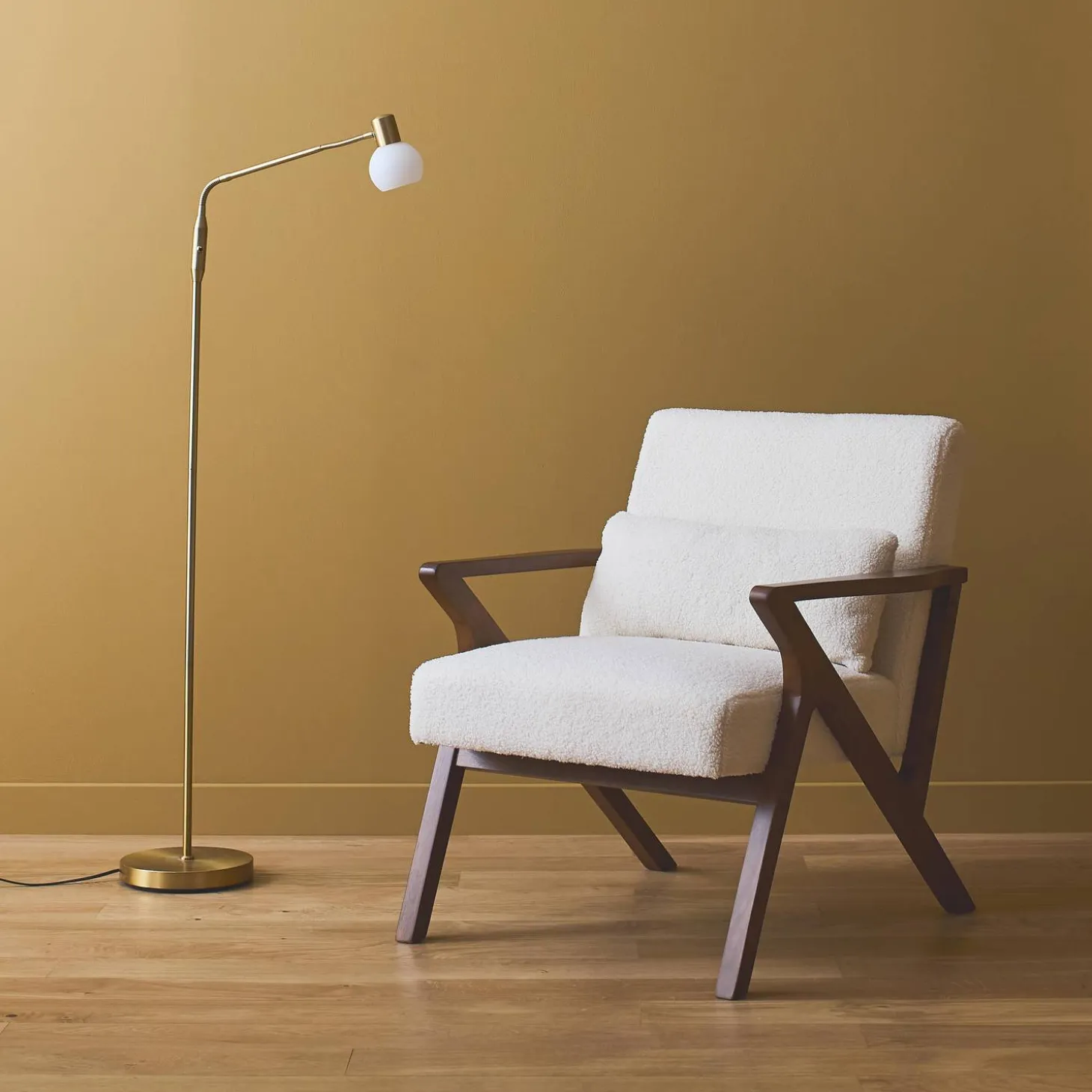 Scandinavische fauteuil van walnootkleurig hout en bouclé