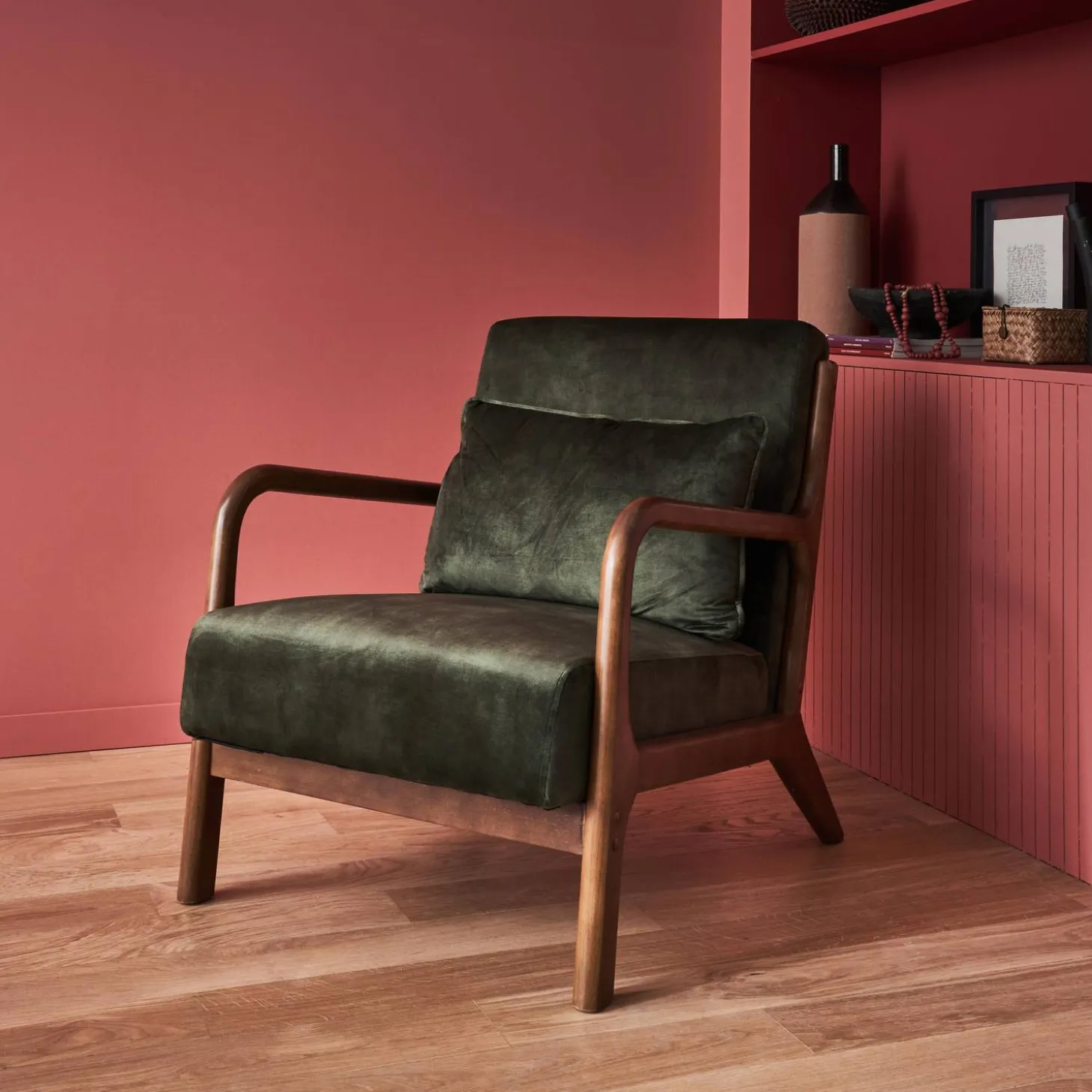 Scandinavische fauteuil walnootkleurig hout en fluweel
