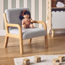 Scandinavische kinderfauteuil in hout en boucléstof