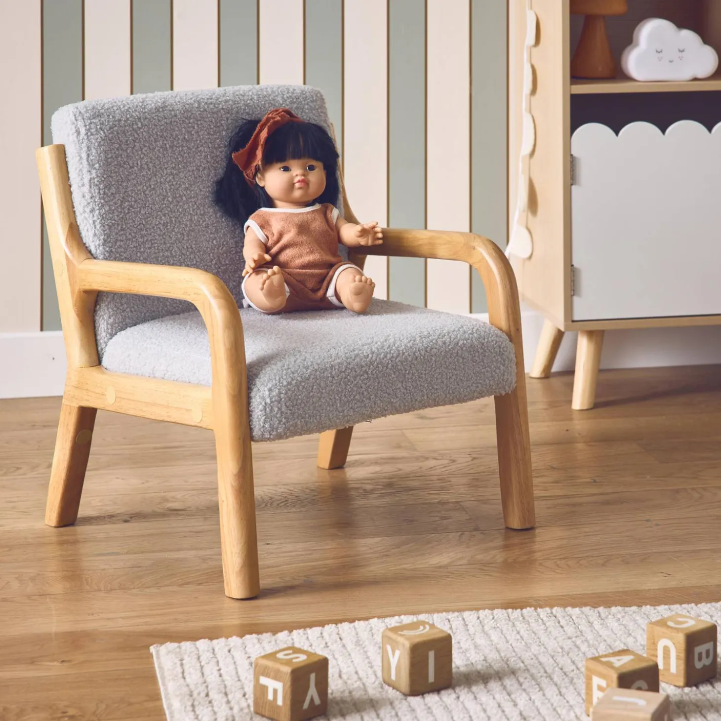 Scandinavische kinderfauteuil in hout en boucléstof