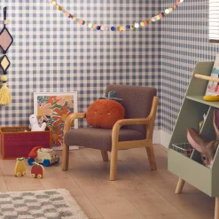 Scandinavische kinderfauteuil in hout en boucléstof