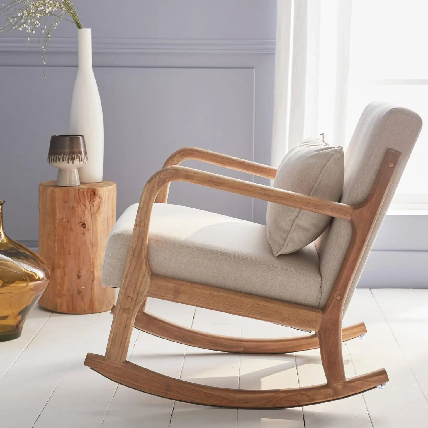 Scandinavische schommelstoel van hout en stof