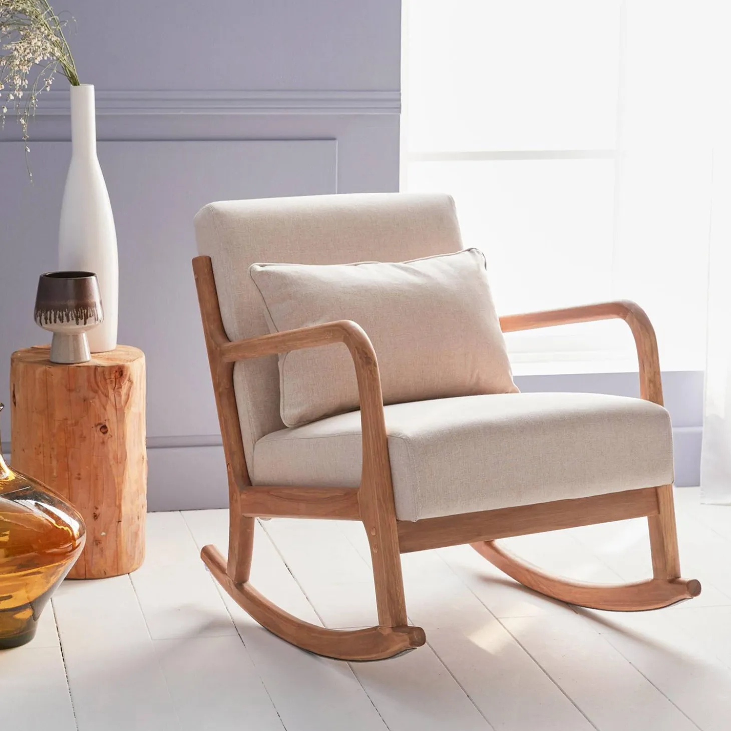 Scandinavische schommelstoel van hout en stof